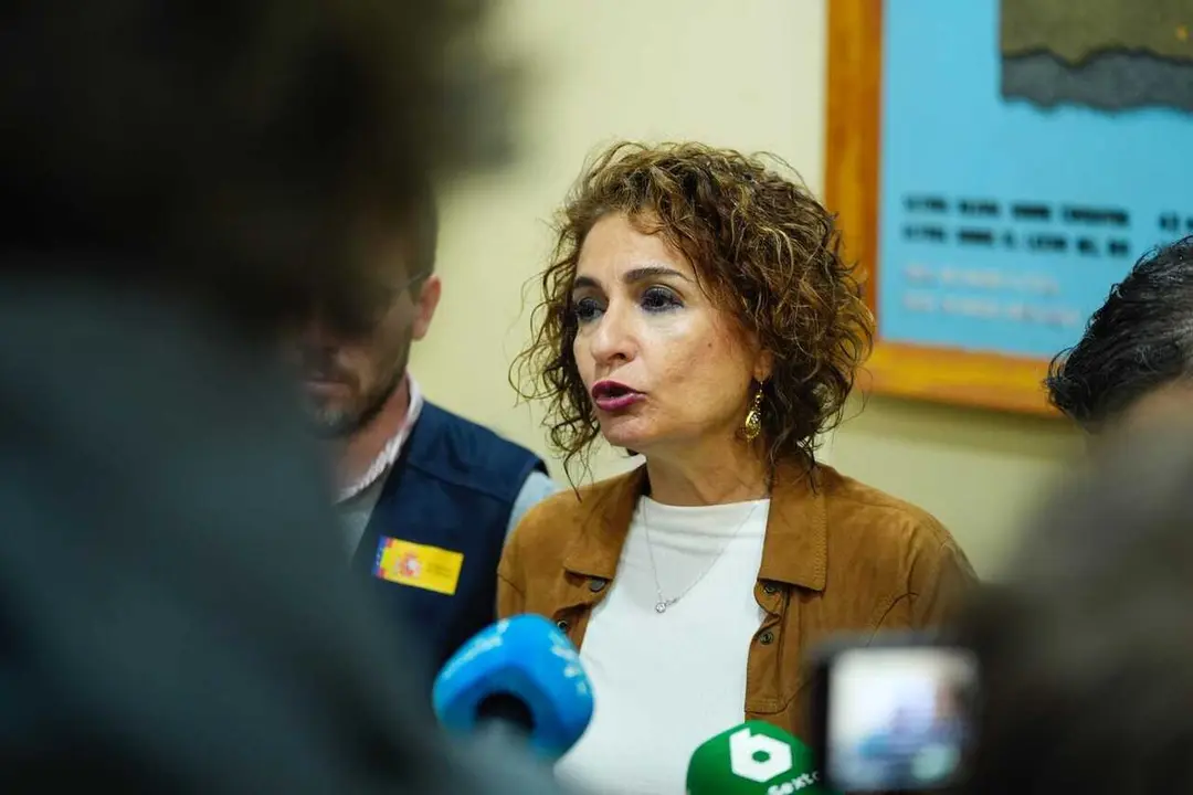 La vicepresidenta primera del Gobierno, Mar&iacute;a Jes&uacute;s Montero, en declaraciones a los medios en El Palmar de Troya (Sevilla), uno de los municipios m&aacute;s afectados por el temporal.