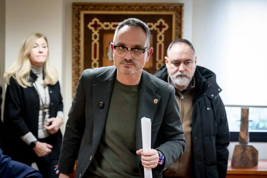 El  alcalde de M&oacute;stoles, Manuel Bautista, ofrece una rueda de prensa para negar el supuesto caso de acoso laboral y sexual contra una ex concejala y denunciar 'chantajes que se remontan a 2023', en la sala de Juntas del Ayuntamiento de M&oacute;stoles