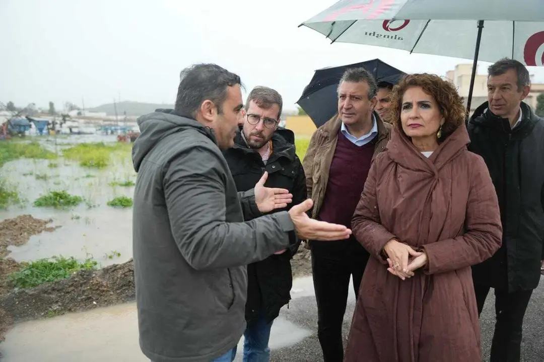 El alcalde de El Palmar explica a la vicepresidenta del Gobierno los efectos del temporal en su municipio, en presencia del presidente de la Diputaci&oacute;n y del subdelegado del Gobierno en Sevilla.