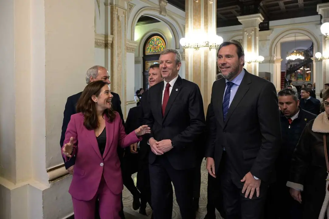 Archivo - (I-D) La alcaldesa de A Coru&ntilde;a, In&eacute;s Rey, el presidente de la Xunta de Galicia, Alfonso Rueda, y el ministro de Transportes y Movilidad Sostenible, &Oacute;scar Puente, a 16 de mayo de 2024.