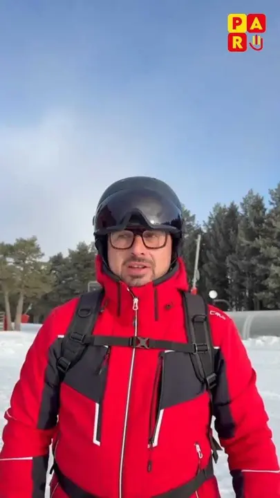 EL candidato del PAR a la Presidencia de Arag&oacute;n, Alberto Izquierdo, este s&aacute;bado en la estaci&oacute;n de Aram&oacute;n Valdelinares.