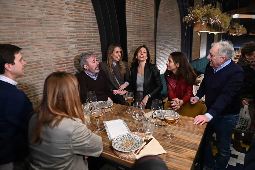 El candidato del PP a la Presidencia de Arag&oacute;n, Jorge Azc&oacute;n (3i), acompa&ntilde;ado de la alcaldesa, Natalia Chueca (3d), toma un verm&uacute; con miembros de su equipo de campa&ntilde;a, en La Flor de Lis, a 7 de febrero de 2026, en Zaragoza, Arag&oacute;n (Espa&ntilde;a).