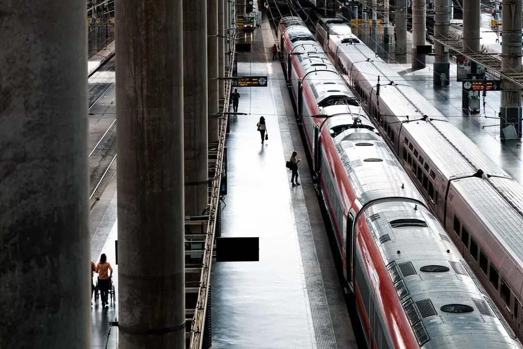 Archivo - Un tren en la Estaci&oacute;n de Madrid - Puerta de Atocha - Almudena Grandes, a 21 de octubre de 2025, en Madrid (Espa&ntilde;a).