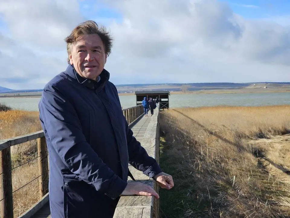 El candidato de Teruel Existe, Tom&aacute;s Guitarte, en el humedal de la Laguna de Gallocanta.