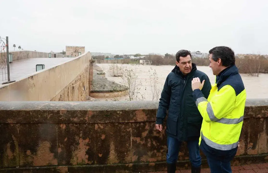 El presidente de la Junta de Andaluc&iacute;a, Juanma Moreno, y el alcalde de C&oacute;rdoba, Jos&eacute; Mar&iacute;a Bellido.