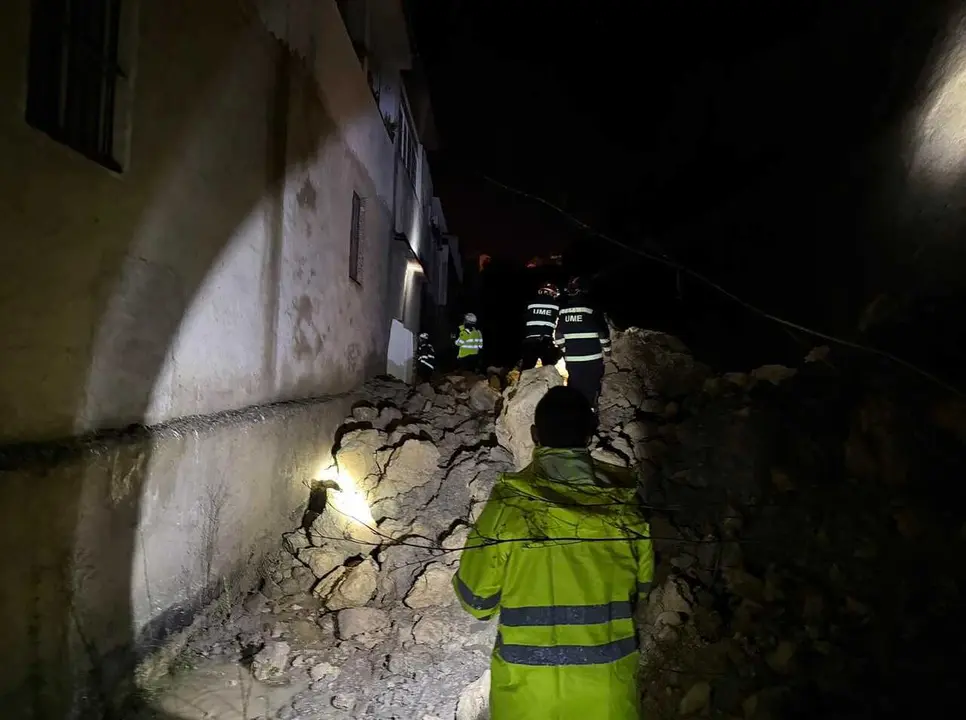 T&eacute;cnicos inspeccionan el derrumbe de un talud junto a un edificio de viviendas en Vejer de la Frontera (C&aacute;diz)