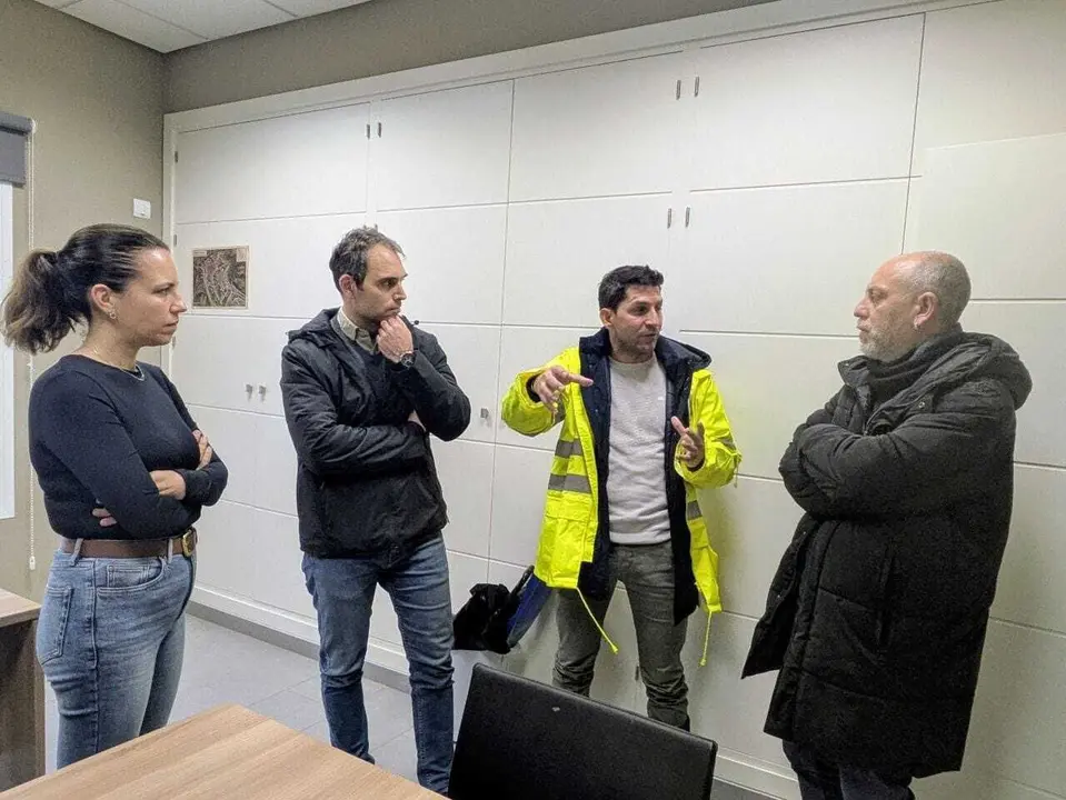 El coordinador general de IU Andaluc&iacute;a y diputado en el Congreso, Toni Valero; el candidato de Por Andaluc&iacute;a por la provincia de M&aacute;laga a las Elecciones Auton&oacute;micas, Ernesto Alba; y el alcalde de Casares, Juan Luis Villal&oacute;n