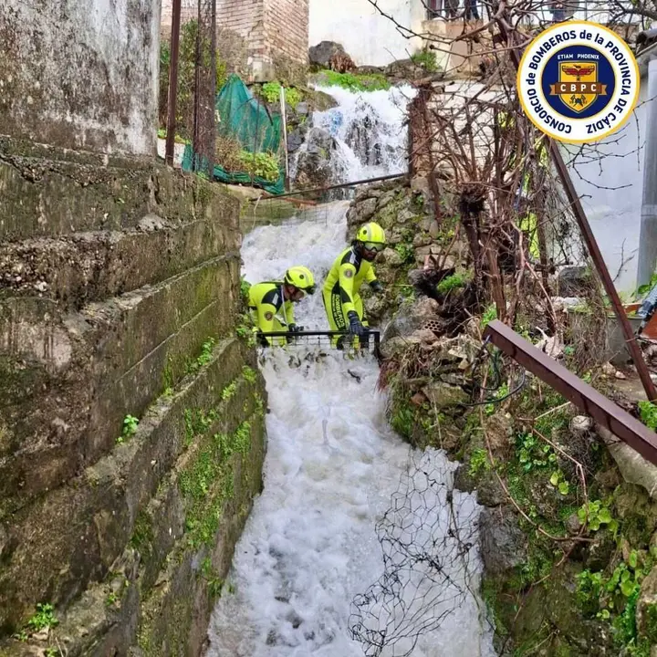Efectivos de Bomberos colocando mallas para evitar desprendimientos al cauce del r&iacute;o Ubrique.