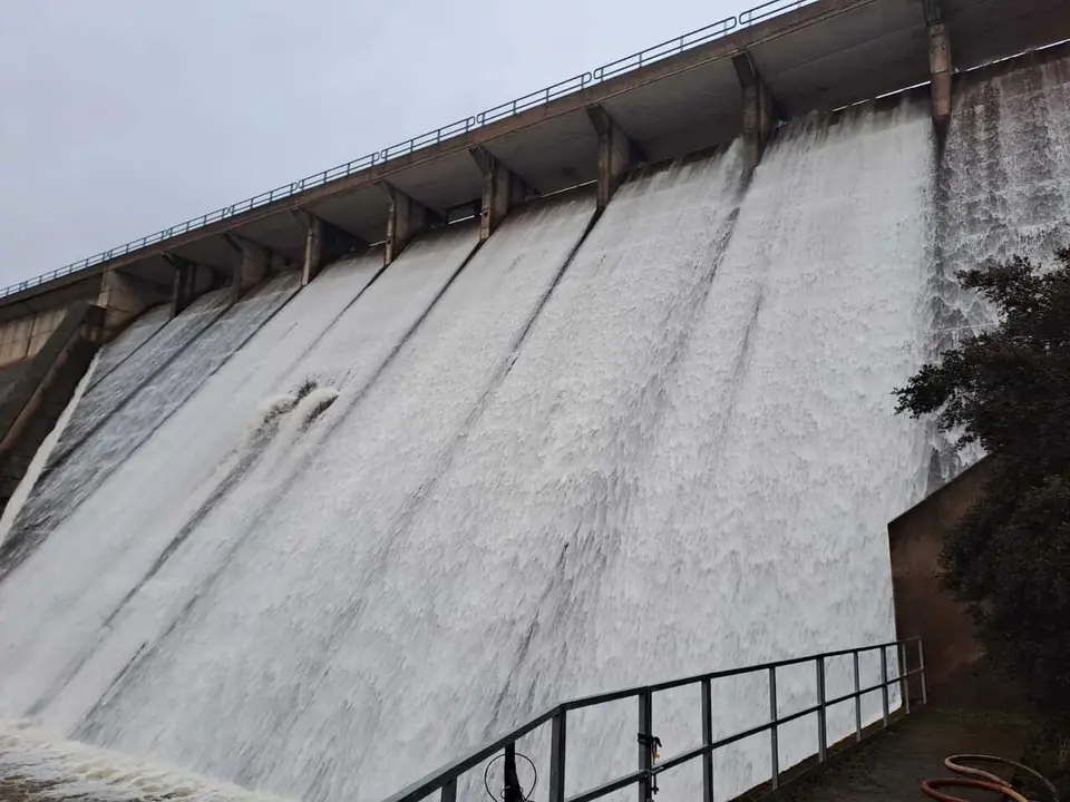 La presa de Torre de Abraham, la de mayor capacidad de la provincia de Ciudad Real, ha comenzado esta noche a aliviar por primera vez en trece a&ntilde;os
