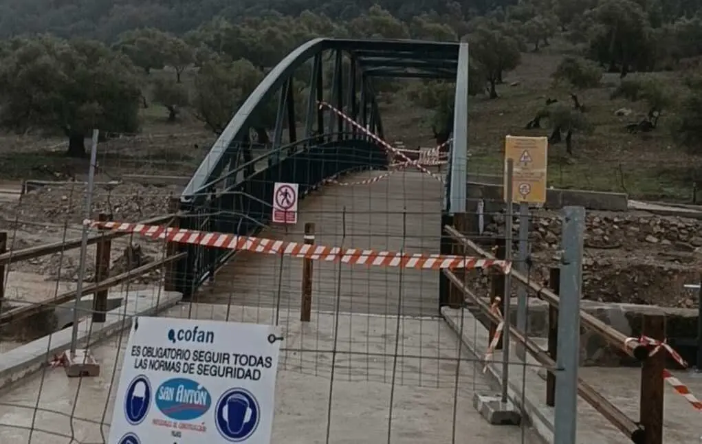 Puente cerrado en Benaoj&aacute;n 