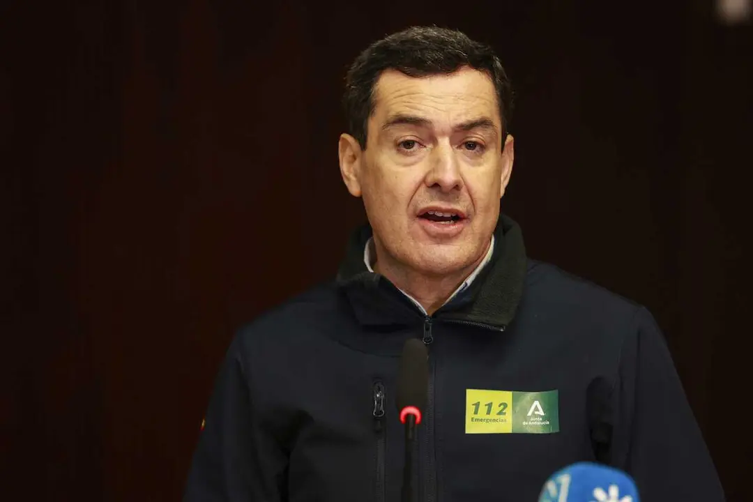 El presidente de la Junta de Andaluc&iacute;a, Juanma Moreno, atiende a los medios de comunicaci&oacute;n durante visita zonas inundadas de C&oacute;rdoba a 7 de febrero de 2026.