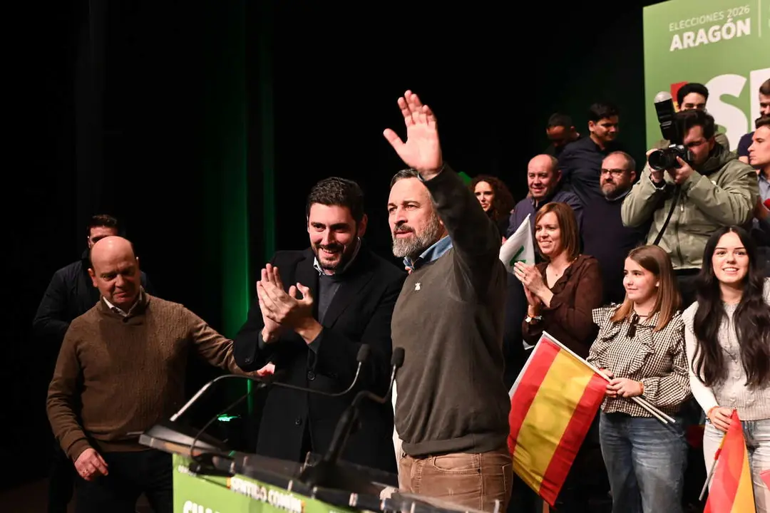 El presidente de Vox, Santiago Abascal (d) y el candidato de Vox a la presidencia de Arag&oacute;n, Alejandro Nolasco (c), durante la clausura de un acto de campa&ntilde;a en Cuarte de Huerva, Zaragoza, Arag&oacute;n (Espa&ntilde;a).