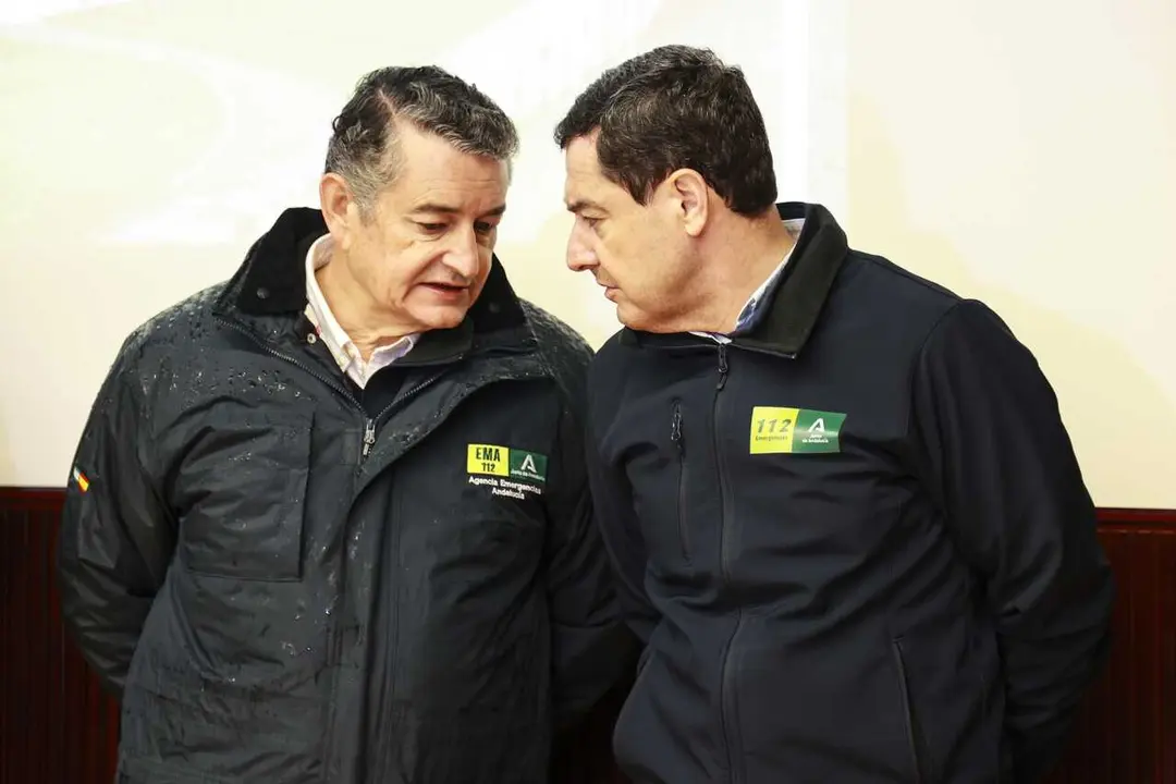 El presidente de la Junta, Juanma Moreno, junto al consejero de Presidencia, Antonio Sanz, durante la visita a zonas inundadas de C&oacute;rdoba.