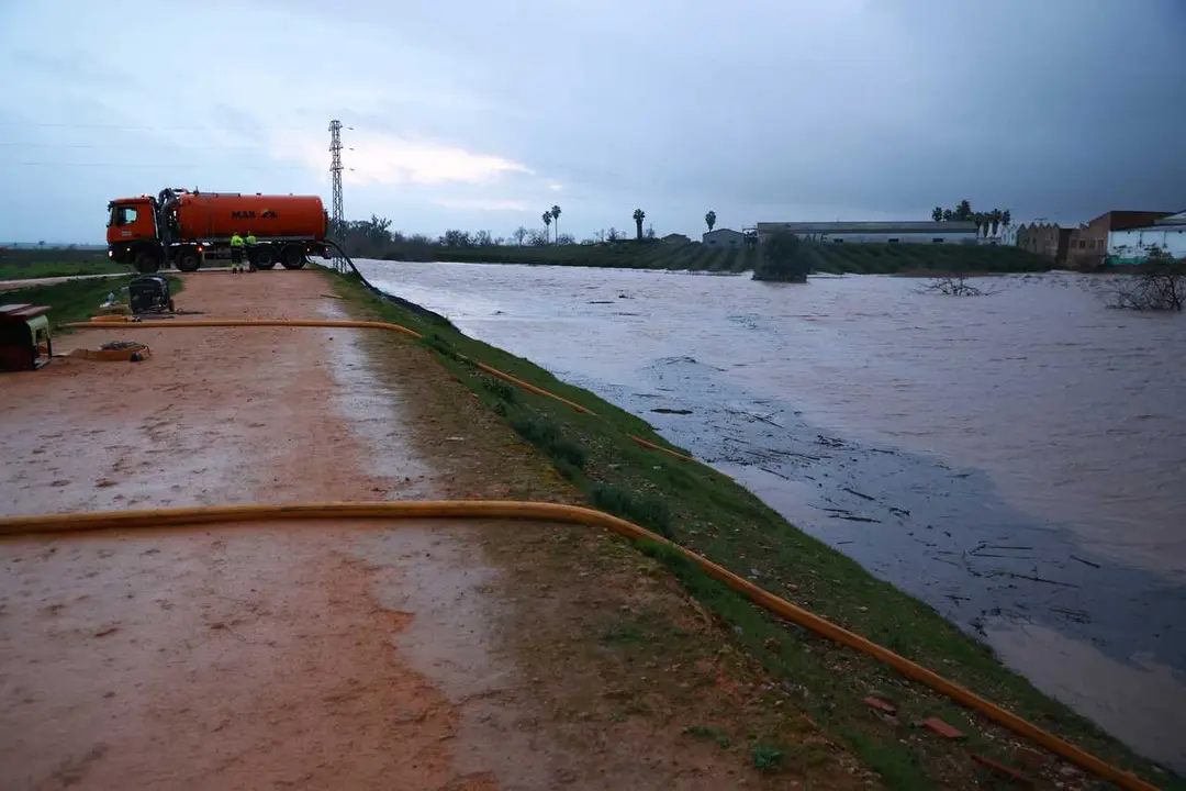 Situaci&oacute;n del r&iacute;o Guadalquivir en Lora del R&iacute;o (Sevilla) el pasado s&aacute;bado por efecto de la borrasca Marta.