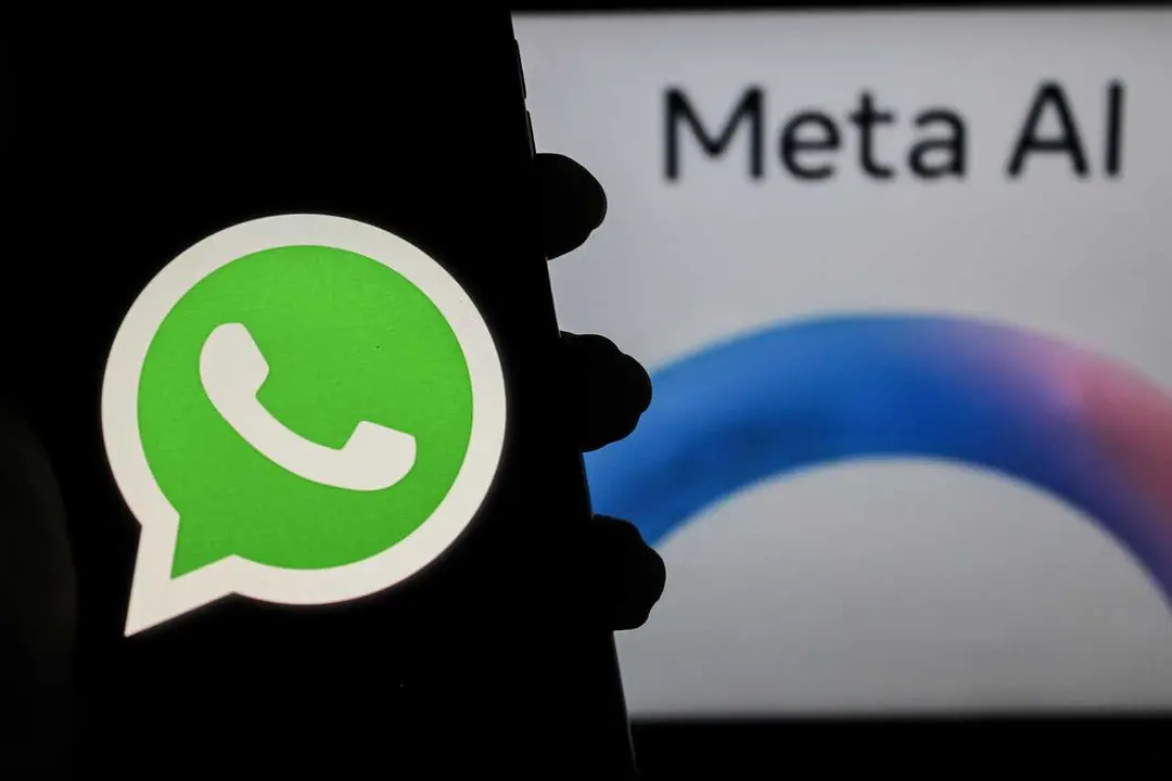 Archivo - Logo de la herramienta de mensajer&iacute;a instant&aacute;nea 'WhatsApp' instalada en un dispositivo que tambi&eacute;n ofrece servicios de IA de Meta.