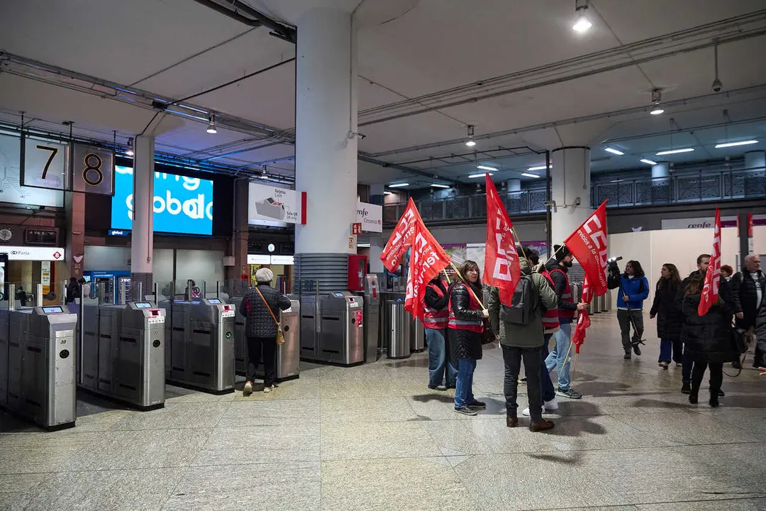 Piquete informativo de CCOO durante la primera jornada de la huelga ferroviaria, en la estaci&oacute;n de tren Madrid-Puerta de Atocha-Almudena Grandes, a 9 de febrero de 2026