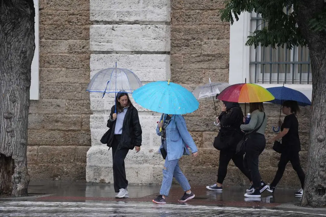 Archivo - Transeuntes bajo sus paraguas durante la intensa lluvia. A 11 de octubre de 2024, en C&aacute;diz (Andaluc&iacute;a, Espa&ntilde;a). 