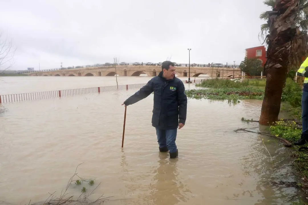 El presidente de la Junta de Andaluc&iacute;a, Juanma Moreno, visita zonas inundadas por la borrasca Leonardo en Jerez de la Frontera. A 4 de febrero de 2026, en Jerez de la Frontera, C&aacute;diz (Andaluc&iacute;a, Espa&ntilde;a). 
