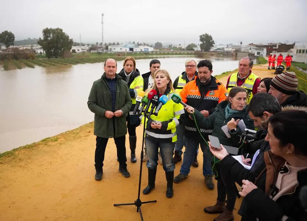 La consejera de Econom&iacute;a, Hacienda, Fondos Europeos y Di&aacute;logo Social, Carolina Espa&ntilde;a, atiende a los medios en Lora del R&iacute;o (Sevilla).