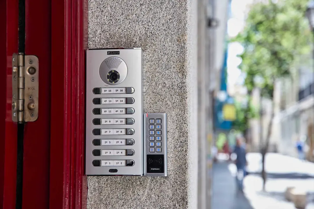 Archivo - Exterior de un piso tur&iacute;stico en el centro de Madrid.