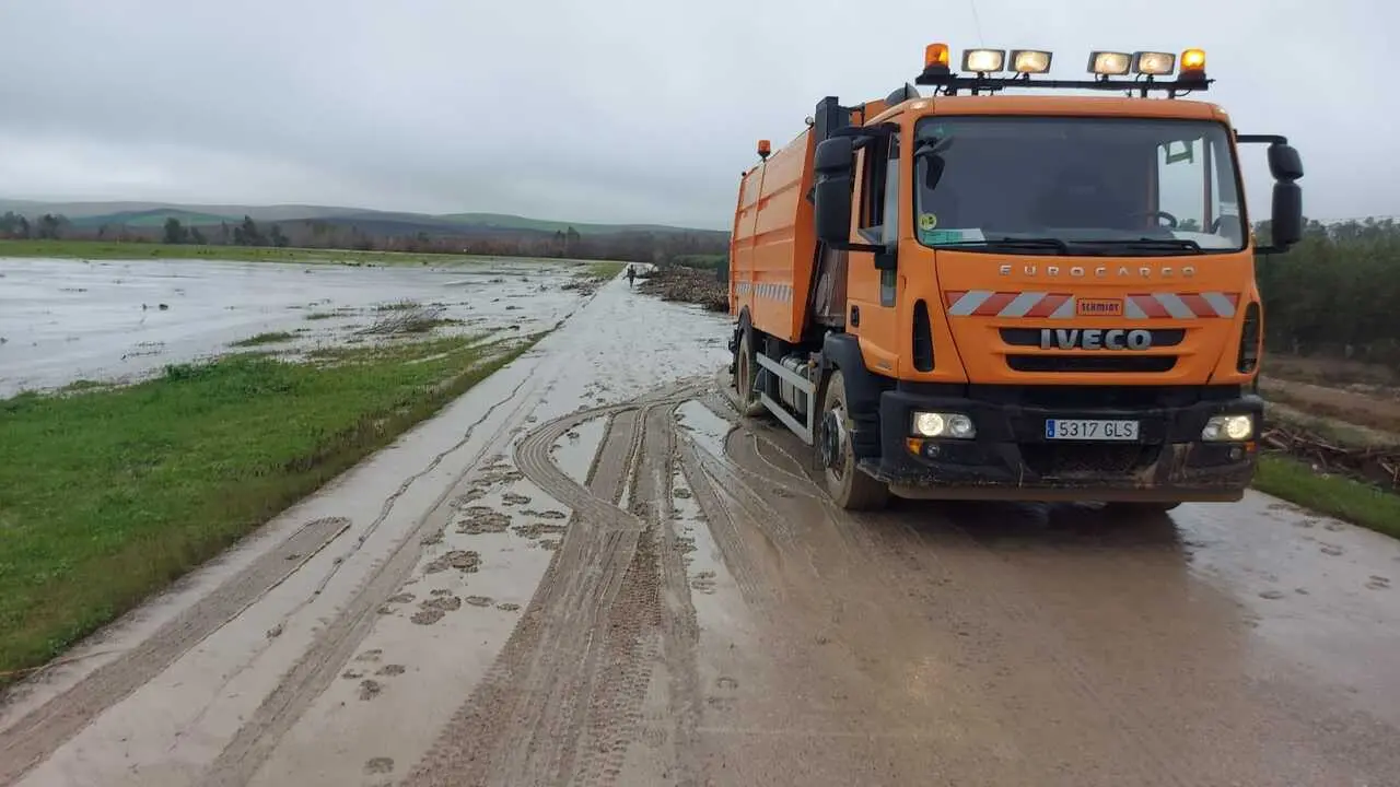 El Aeropuerto de C&oacute;rdoba permanece cerrado hasta el mi&eacute;rcoles por el impacto de las borrascas, con la pista inundada por el r&iacute;o Guadalquivir.
