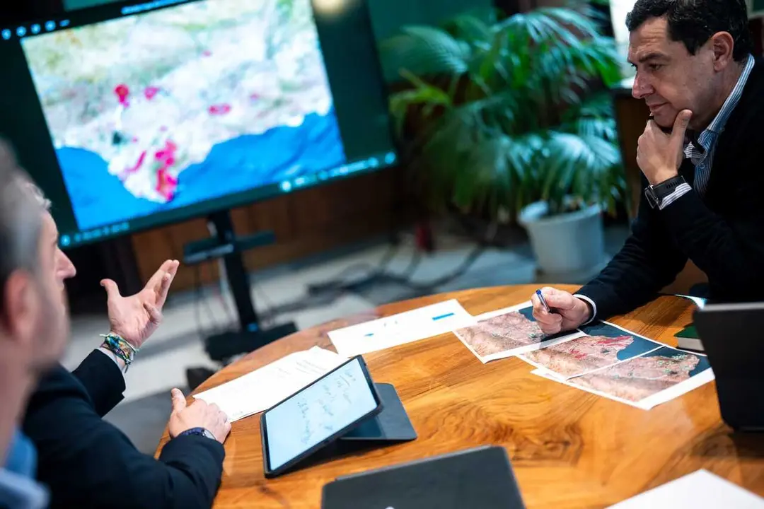 El presidente de la Junta de Andaluc&iacute;a, Juanma Moreno, reunido para analizar la evoluci&oacute;n del temporal.