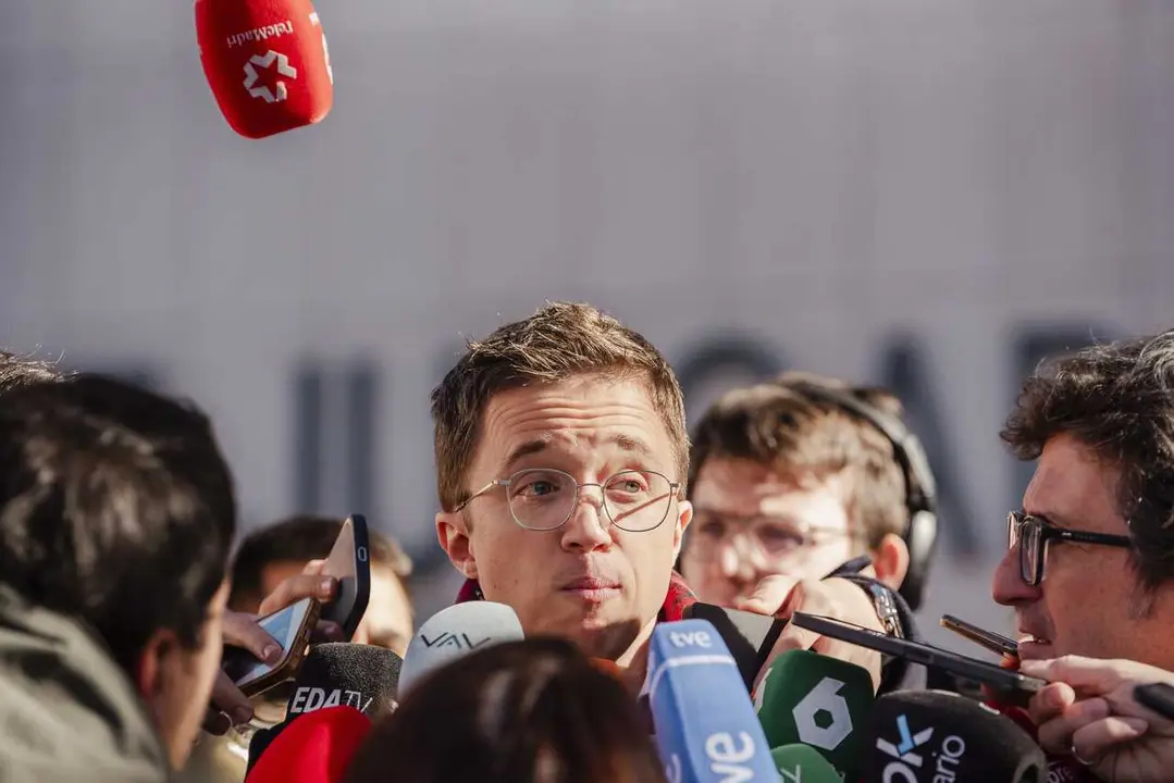 Archivo - El ex portavoz de Sumar en el Congreso I&ntilde;igo Errej&oacute;n ofrece declaraciones a los medios tras declarar en los juzgados de Plaza de Castilla, a 16 de enero de 2025, en Madrid (Espa&ntilde;a). El juez que investiga al exportavoz parlamentario de Sumar &Iacute;&ntilde;ig
