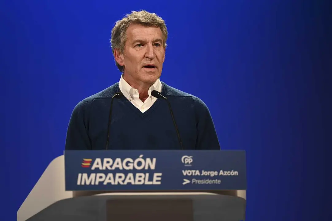 El presidente del PP, Alberto N&uacute;&ntilde;ez Feij&oacute;o, interviene en un mitin durante la campa&ntilde;a electoral del 8-F en Arag&oacute;n, a 4 de febrero de 2026, en Huesca, Arag&oacute;n (Espa&ntilde;a).