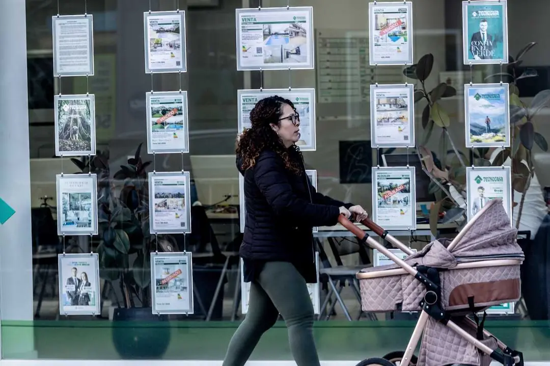 Una oficina de empresa inmobiliaria.