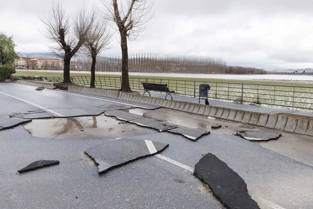 Imagen de los graves desperfectos que el temporal ha ocasionado a la carretera de acceso a Hu&eacute;tor Tajar (Granada). A 9 de Febrero de 2026, en Hu&eacute;tor T&aacute;jar, Granada (Andaluc&iacute;a, Espa&ntilde;a). 