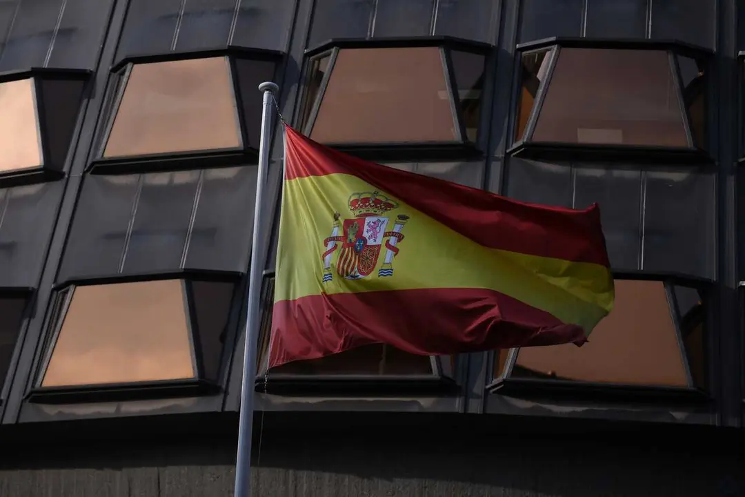 Archivo - La bandera de Espa&ntilde;a frente a la sede del Tribunal Constitucional el d&iacute;a que se celebra el Pleno extraordinario del Tribunal Constitucional (TC), a 19 de diciembre de 2022, en Madrid (Espa&ntilde;a).