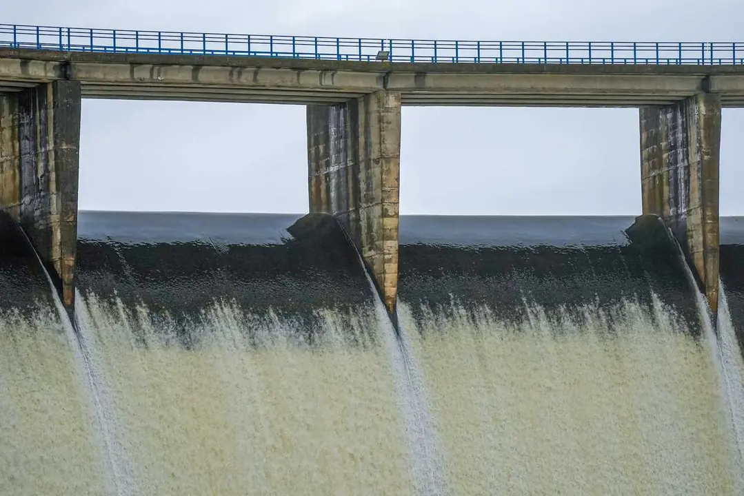 Im&aacute;genes del embalse del Gergal desembalsando agua. A 2 de febrero de 2026 en Gillena, Sevilla (Andaluc&iacute;a, Espa&ntilde;a).