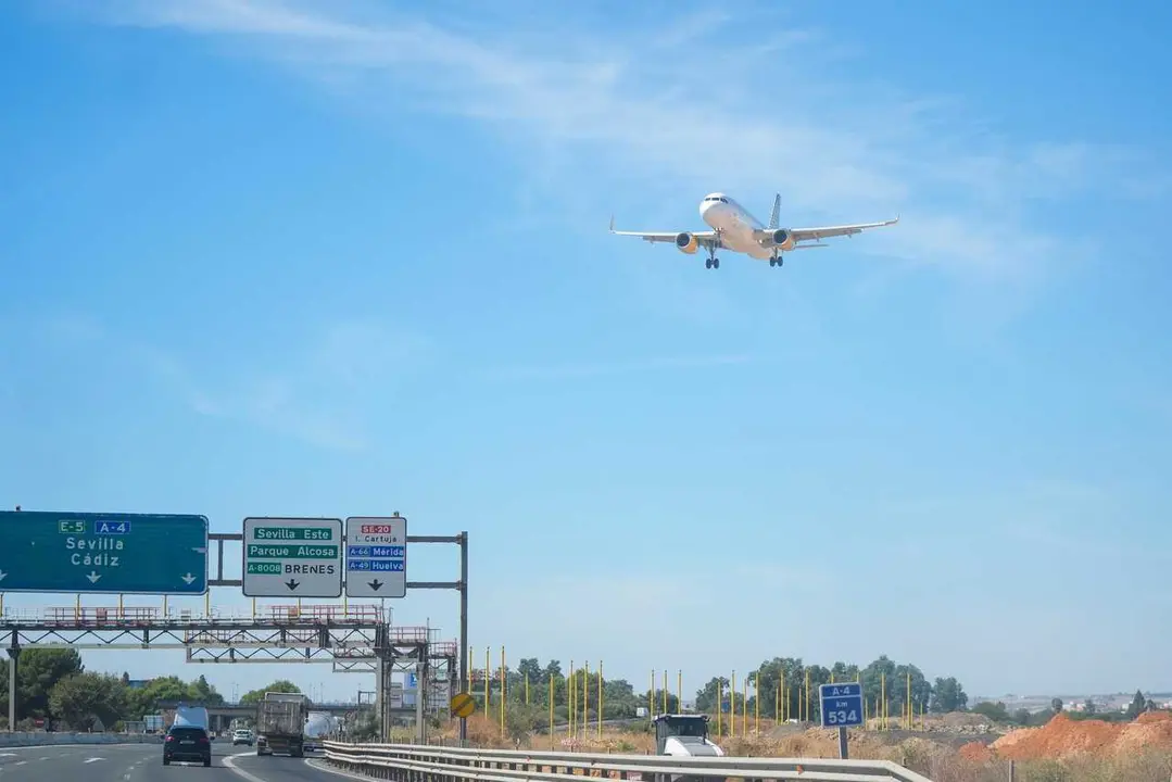 Archivo - Un avi&oacute;n sobrevuela la autov&iacute;a A-4 antes de aterrizar en el aeropuerto de Sevilla