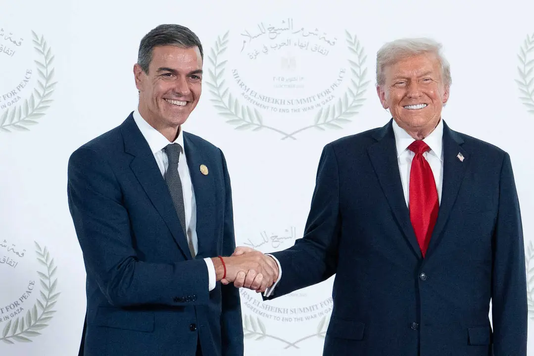 Archivo - El presidente del Gobierno, Pedro S&aacute;nchez (i) saluda al presidente de Estados Unidos, Donald Trump (d), antes de la ceremonia de firma del plan de paz para Oriente Pr&oacute;ximo, a 13 de octubre de 2025, en Egipto.