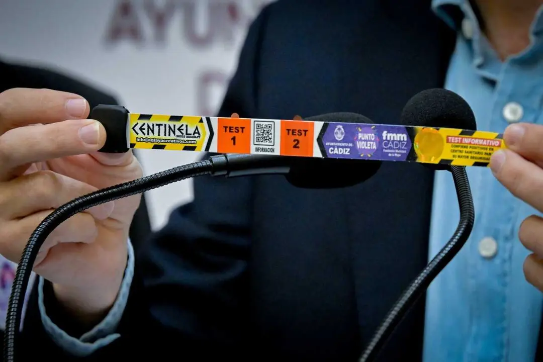 Archivo - Pulsera centinela que se repartieron durante el pasado Carnaval de C&aacute;diz de 2025 para detectar drogas en las bebidas. ARCHIVO.