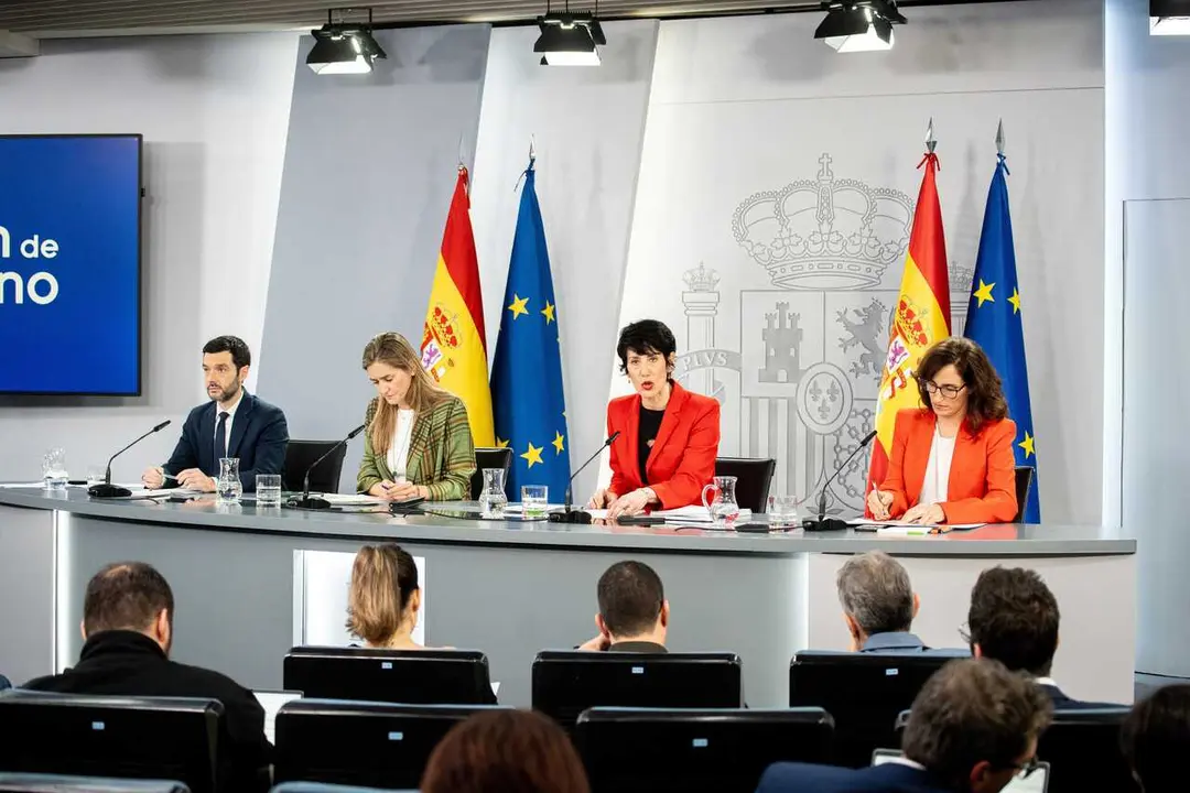 (i-d) El ministro de Derechos Sociales, Consumo y Agenda 2030, Pablo Bustinduy, La vicepresidenta del Gobierno y ministra para Transici&oacute;n Ecol&oacute;gica y el Reto Demogr&aacute;fica, Sara Aagesen, la Ministra de Inclusi&oacute;n, Seguridad Social.