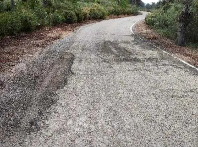 Archivo - Situaci&oacute;n actual de la carrtera A-6200 que une Aldeaquemada con la A-4