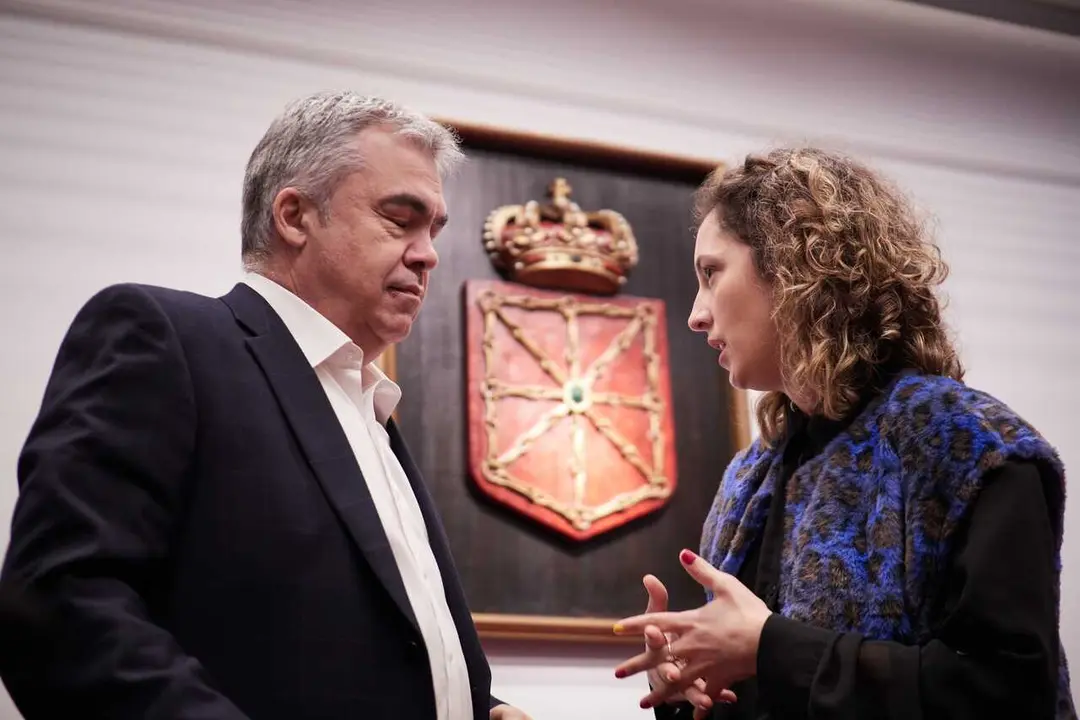 El exsecretario de organizaci&oacute;n del PSOE Santos Cerd&aacute;n comparece en la Comisi&oacute;n de Investigaci&oacute;n sobre adjudicaciones p&uacute;blicas del Parlamento de Navarra, a 11 de febrero de 2026, en Pamplona, Navarra (Espa&ntilde;a). Cerd&aacute;n comparece un d&iacute;a despu&eacute;s del consejero