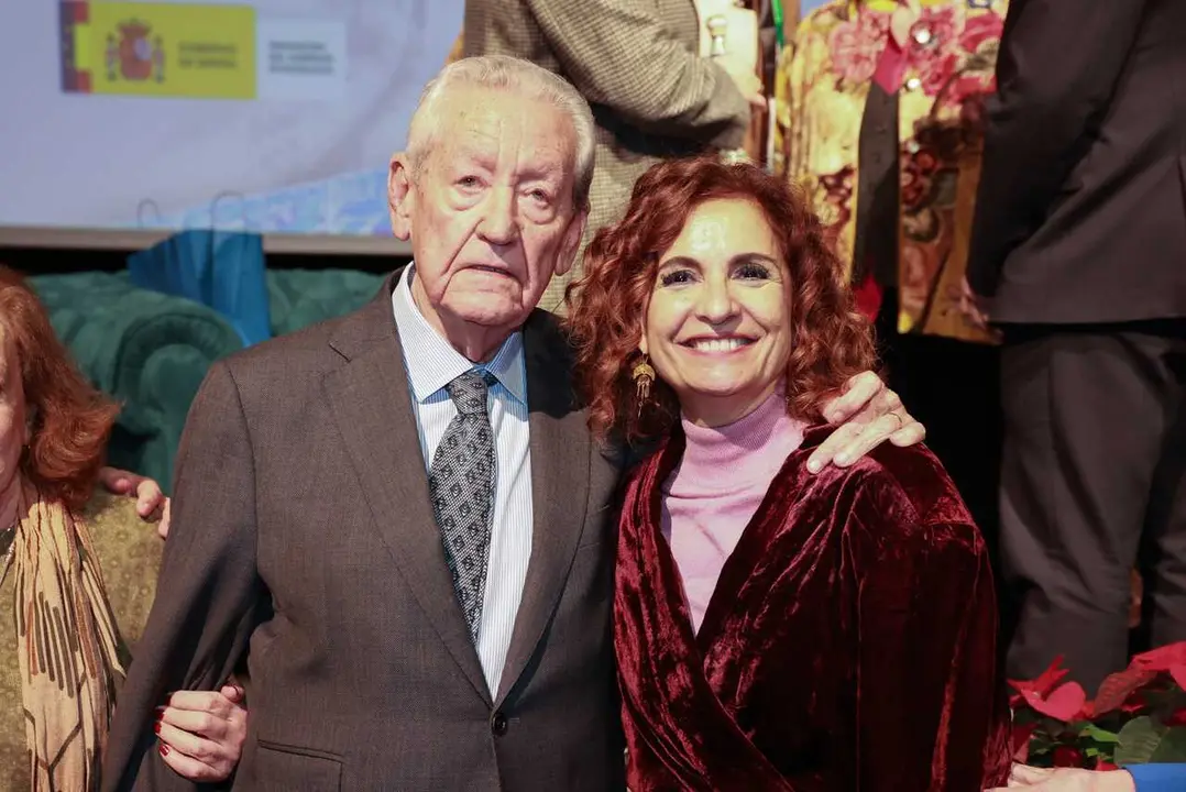 Archivo - El expresidente de la Junta y presidente de honor del PSOE-A, Rafael Escuredo, con la vicepresidenta y ministra de Hacienda y l&iacute;der del PSOE andaluz, Mar&iacute;a Jes&uacute;s Montero, en una imagen de archivo.