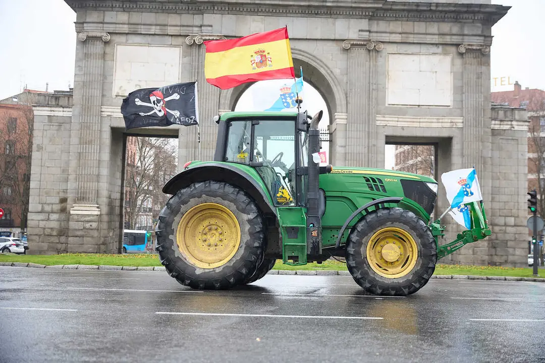 Un tractor a su entrada a la ciudad de Madrid por Puerta de Toledo este mi&eacute;rcoles.