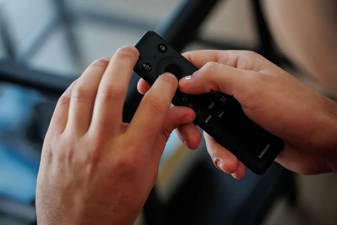 Archivo - Una persona muestra ayudas a la accesibilidad en un mando de televisi&oacute;n durante un encuentro con personas con discapacidad visual y auditiva, a 1 de diciembre de 2023, en Madrid (Espa&ntilde;a). El encuentro ha sido organizado por Portaltic, portal de 