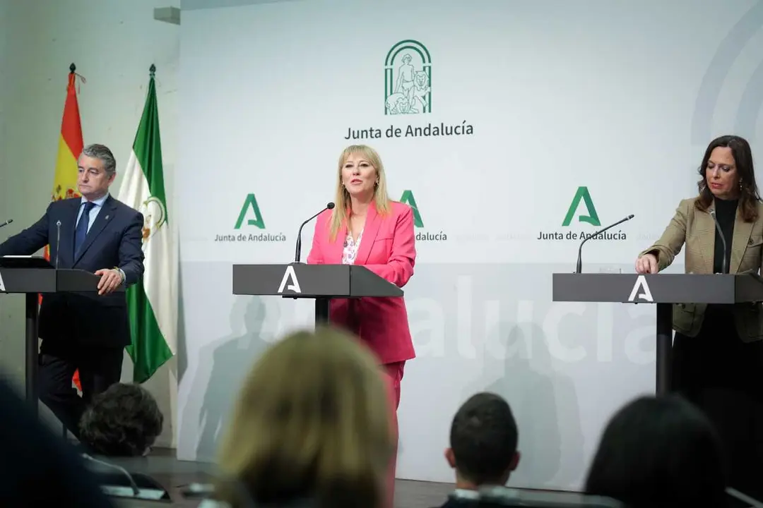 La consejera de Econom&iacute;a, Hacienda, Fondos Europeos y Di&aacute;logo Social y portavoz del Gobierno andaluz, Carolina Espa&ntilde;a (c), junto a la consejera de Fomento, Articulaci&oacute;n del Territorio y Vivienda, Roc&iacute;o D&iacute;az (d), y el consejero de Sanidad, Presidencia y Em