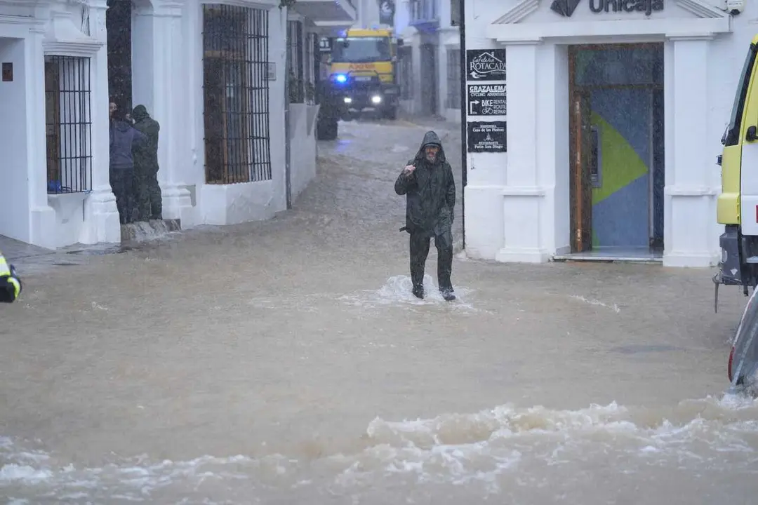 Calle convertida en r&iacute;o en la localidad gaditana de Grazalema tras el paso de la borrasca Leonardo