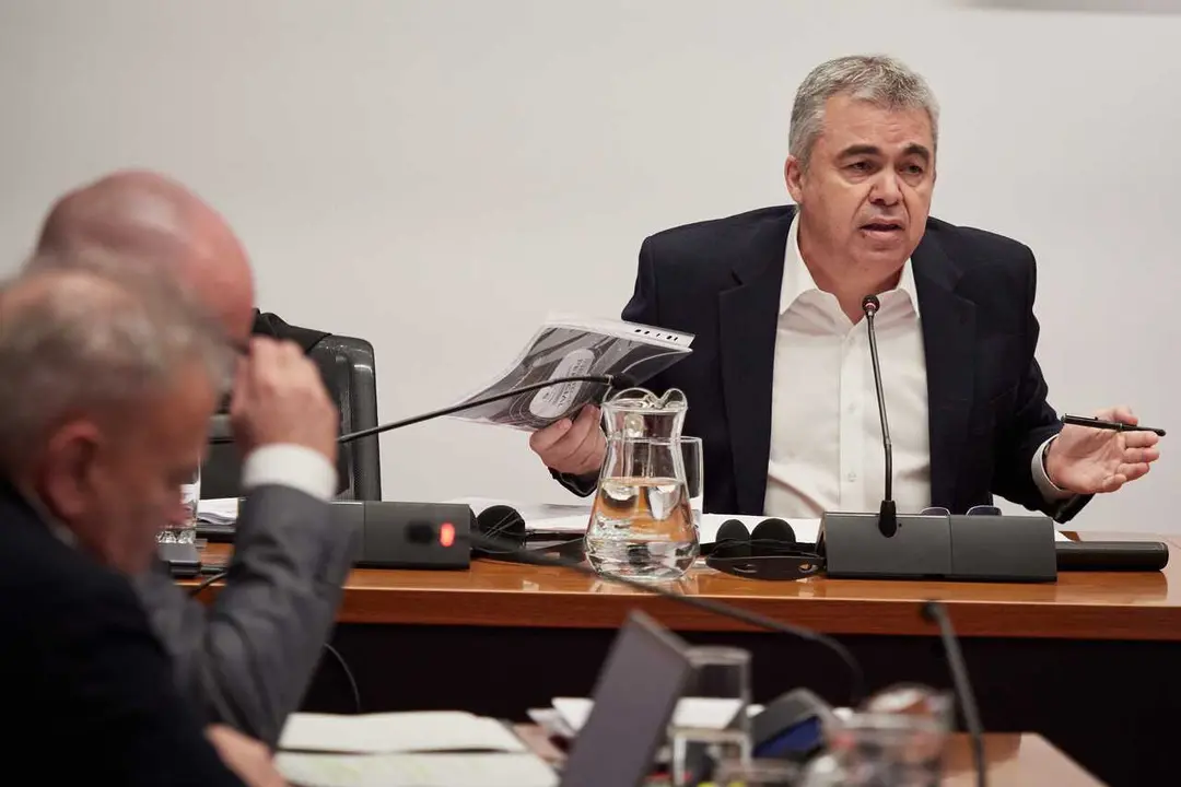El exsecretario de organizaci&oacute;n del PSOE Santos Cerd&aacute;n comparece en la Comisi&oacute;n de Investigaci&oacute;n sobre adjudicaciones p&uacute;blicas del Parlamento de Navarra, a 11 de febrero de 2026, en Pamplona, Navarra (Espa&ntilde;a). Cerd&aacute;n comparece un d&iacute;a despu&eacute;s del consejero