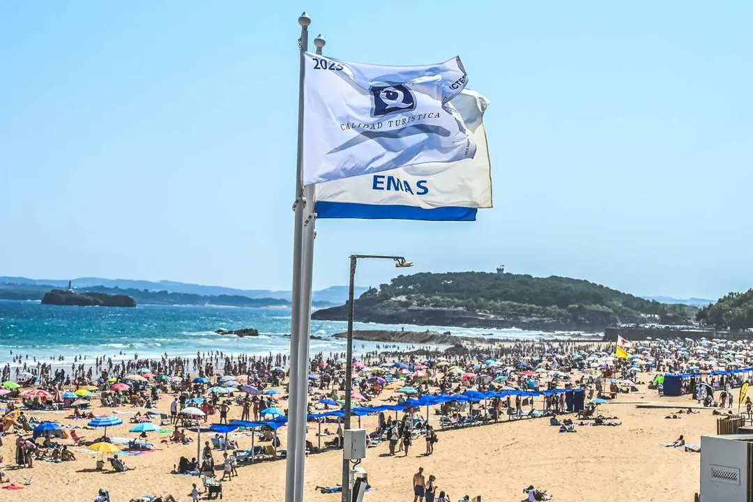 Archivo - Bandera de inter&eacute;s tur&iacute;stico en la Primera playa de El Sardinero, a 10 de agosto de 2025, en Santander, Cantabria (Espa&ntilde;a).