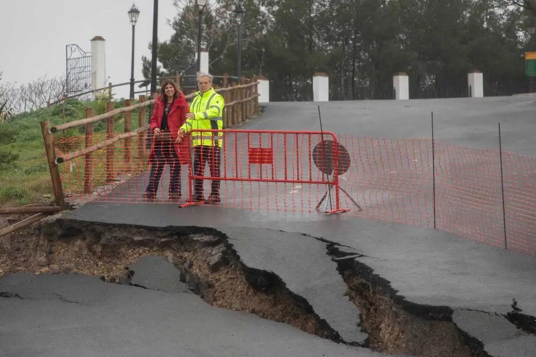 Carmen Lara, junto al presidente de la Diputaci&oacute;n, Salvador Fuentes, observan la grieta reabierta en Benamej&iacute;.
