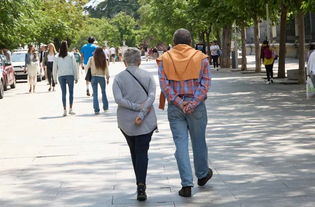  Archivo - Una pareja camina por Paseo del Prado.<br>- Jes&uacute;s Hell&iacute;n - Europa Press - Archivo 