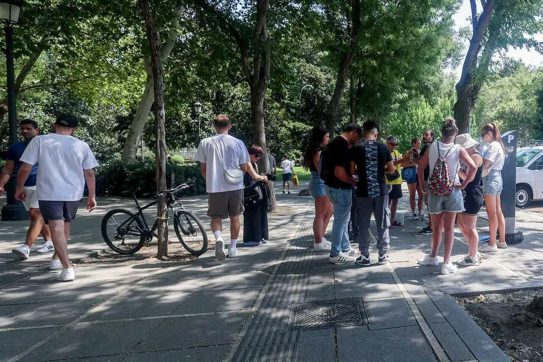 Archivo - Varias personas en el centro de la ciudad, a 10 de agosto de 2024, en Madrid (Espa&ntilde;a). La Comunidad de Madrid ha aumentado en 23.198 habitantes su poblaci&oacute;n. En concreto, ha crecido un 0,33% durante el segundo trimestre de 2024. En total, la reg