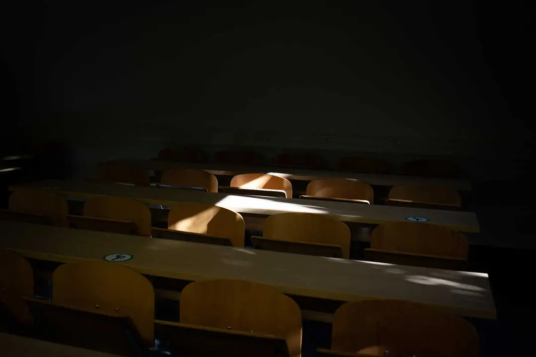 Archivo - Pupitres de una facultad, en una imagen de archivo