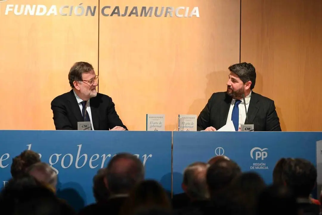 El expresidente del Gobierno, Mariano Rajoy, y el presidente del Gobierno regional, Fernando L&oacute;pez Miras, durante la presentaci&oacute;n de 'El arte de gobernar'